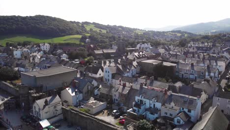 Luftaufnahme-Von-Hübschen-Weißen-Häuschen-An-Der-Strandpromenade-Von-Conwy-Town,-Wales