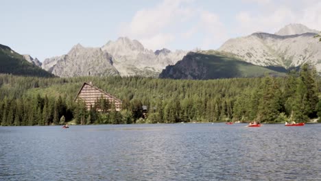 Vista-Idílica-Y-Pacífica-En-Los-Pequeños-Botes-En-Un-Lago-Con-Montañas-En-El-Fondo