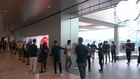 Los-Clientes-Hacen-Cola-Cuando-Apple-Store-Abre-Al-Público-Durante-El-Día-Del-Lanzamiento-De-Los-Nuevos-Teléfonos-Iphone-12-Y-Iphone-12-Pro