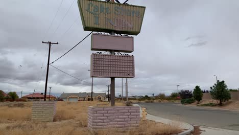 Cartel-De-Hotel-Abandonado-En-California