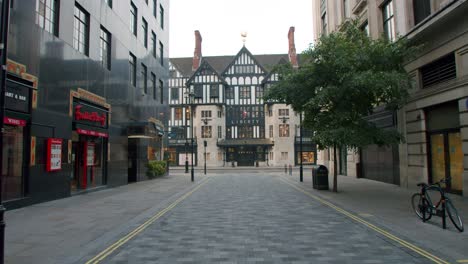 Encierro-En-Londres,-Pájaros-Volando-Frente-A-Las-Tiendas-Minoristas,-Tiendas,-Bares-Y-Restaurantes-Vacíos-De-Liberty,-Durante-La-Pandemia-De-Coronavirus-2020