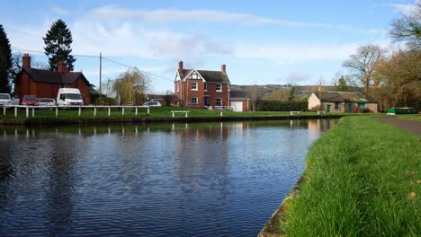 Ländliche-Idylle-Wahrzeichen-Kanal-Bootshaus-Herbstlandschaft-Bootsweg-Dolly-Rechts