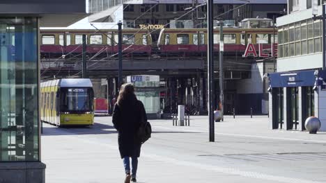 Mujer-En-Cámara-Lenta-Camina-Por-La-Plaza-Alexanderplatz-En-Berlín