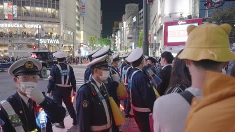 Policías-Con-Máscaras-En-El-Cruce-De-Shibuya-En-La-Noche-De-Halloween-En-Tokio,-Japón---Cámara-Lenta
