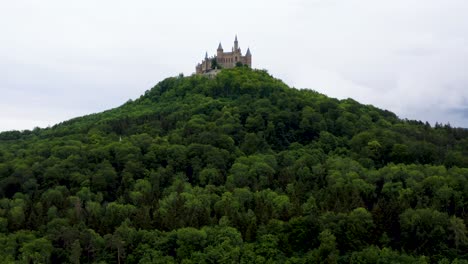 Antenne-Der-Burg-Hohenzollern-Auf-Einem-Hügel,-Umgeben-Von-Grünem-Wald