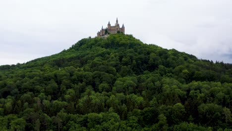 Antena-Del-Castillo-De-Hohenzollern-En-La-Cima-De-Una-Colina-Rodeada-De-Bosque-Verde