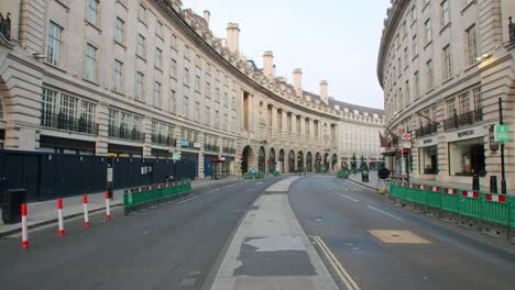 Bloqueo-En-Londres,-Calle-Regente-Vacía,-Con-Barreras-Y-Señales-De-Distanciamiento-Social-Covid-19,-Durante-La-Pandemia-Covid-19-2020