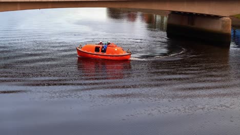 Rettungsbootteam-Beim-Üben-Auf-Dem-Fluss-Dee-In-Aberdeen