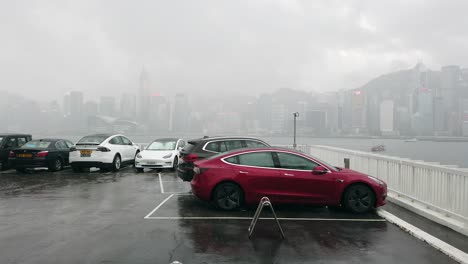 Starker-Regen-Trifft-Auf-Das-Zentrum-Von-Hongkong-Mit-Der-Skyline-Der-Stadt-Am-Horizont