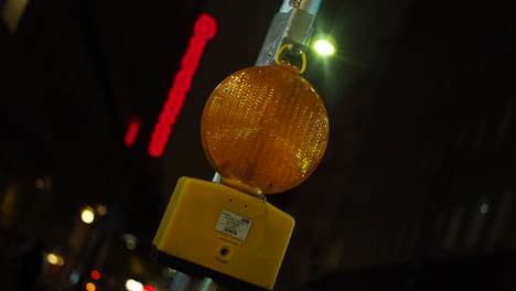 Luz-De-Barricada-Parpadeando-En-La-Calle-De-La-Ciudad-Por-La-Noche