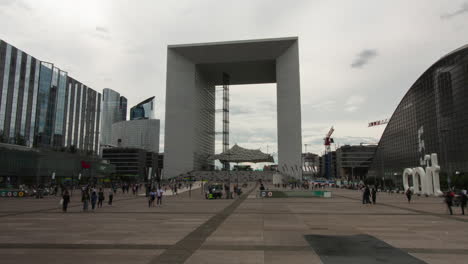 Zeitraffer-Des-Parvis-De-La-Défense-In-Der-Nähe-Von-Paris-Mit-Vielen-Menschen,-Die-Schnell-Gehen