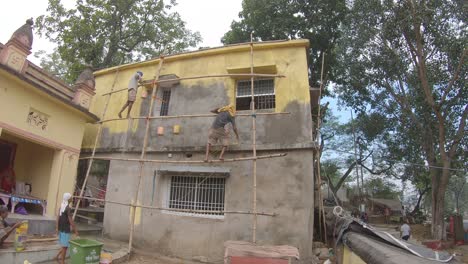 Painters-painting-walls-at-the-famous-Rajrappa-Temple-at-Ramgarh