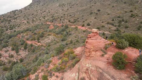 Group-of-people-explore-the-red-rocks-formations,-Sedona,-Arizona