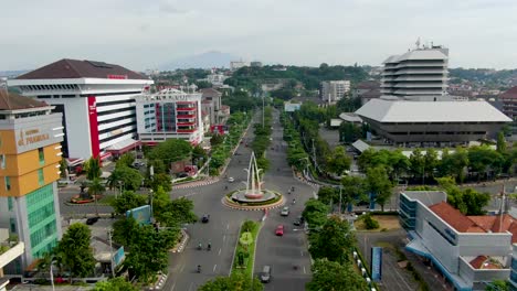 Vista-Aérea-De-La-Rotonda-De-La-Fuente-En-El-Centro-De-Semarang,-Indonesia