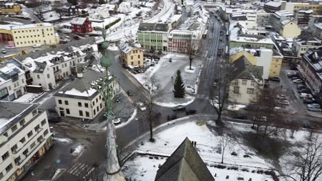 Die-Spitze-Des-Voss-Kirchturms-Drehende-Luftaufnahme---Voss-Norwegen