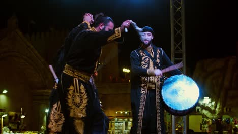 Grupo-De-Jóvenes-Bailando-Dabka-Libanés-En-El-Escenario