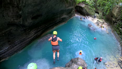 Ausflügler-Springt-In-Die-Kawasan-Falls-Auf-Den-Philippinen