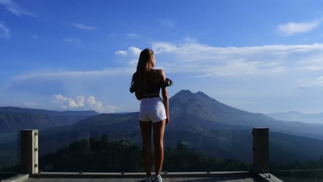 Turistas-Tomándose-Selfies-Con-El-Telón-De-Fondo-Del-Monte-Batur-En-Kintamani,-Bali,-Indonesia,-13-De-Noviembre-De-2020