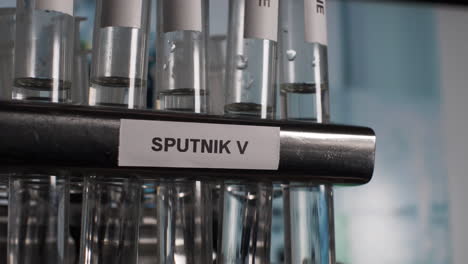 Sputnik-V-Covid-19-Impfstoff-Reagenzglasfläschchen-Im-Laborgestell