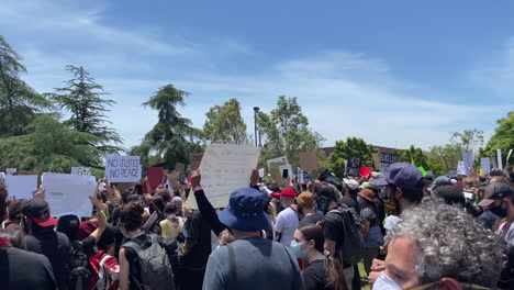 Señal-De-Alivio-De-Gas-Lacrimógeno,-Disparada-Por-La-Gran-Multitud-En-La-Marcha-De-La-Materia-De-Vidas-Negras