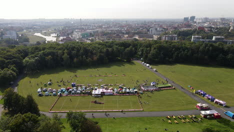 Drohnenaufnahme-Eines-Hunde-Frisbee-Events-In-Poznan-Auf-Einer-Großen-Grünen-Wiese