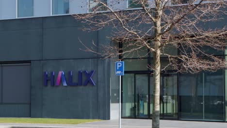 Eingang-Der-Firma-Halix-In-Leiden,-Niederlande,-Wo-Der-Impfstoff-Oxford-Oder-Astrazeneca-Covid-19-Hergestellt-Wird