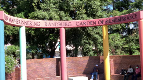 Randburg-Garden-Of-Remembrance-Memorial,-Toma-Panorámica-Desde-Arriba-Hacia-Abajo