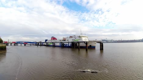 Lapso-De-Tiempo-Stena-Línea-Buque-De-Carga-Buque-Cargando-Envío-De-Carga-Desde-La-Terminal-De-Wirral-Liverpool