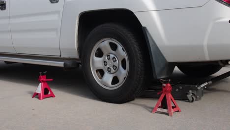 Lapso-De-Tiempo-Del-Mecánico-Del-árbol-De-Sombra-Quitando-Lugnuts-De-Un-Camión-Blanco