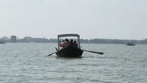 Hombre-Del-Barco-Remando-El-Barco-En-Maithon-Maldito-En-Dhanbad-En-Jharkhand,-India-El-27-De-Septiembre-De-2020