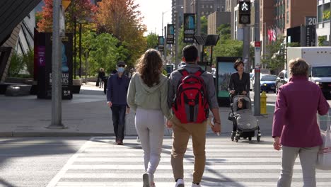 Gente-Caminando-Con-Máscaras-En-Toronto,-Canadá-Durante-La-Pandemia-De-Covid-19