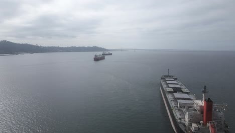 Drei-Hochseetüchtige-Containerschiffe,-Die-In-Der-Nähe-Der-Mündung-Des-Columbia-River-Verankert-Sind,-Aus-Der-Luft