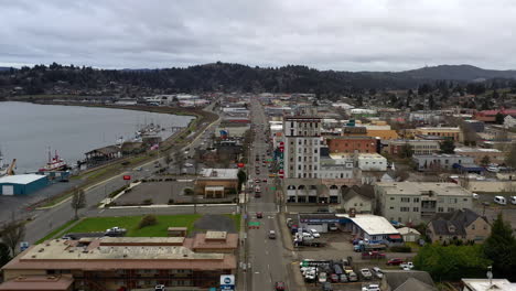 Tioga-Hotel-Apartment-Building-And-US-101-Highway-In-Coos-Bay,-Oregon-In-Overcast-Weather