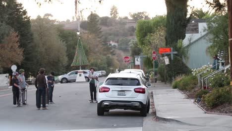 Junges-Kind-Starrt-Weg,-Während-Seine-Freunde-Auf-Der-Straße-Zusehen