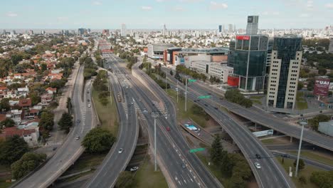 Luftaufnahmen-über-General-Paz-Avenue-Mit-Buenos-Aires-City-Dahinter
