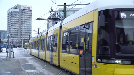 Öffentliche-Verkehrsmittel-Am-Berliner-Alexanderplatz-An-Kalten-Wintertagen
