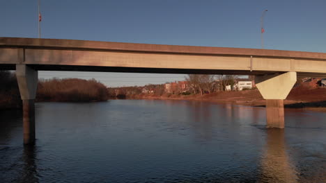 Pasando-Por-Debajo-Del-Puente-Sobre-La-Superficie-Del-Río-Susquehanna,-Antena