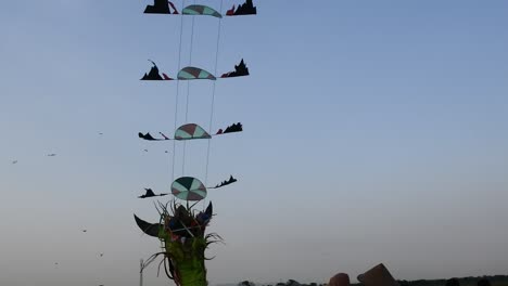 Drachenwettbewerb-Am-Himmel,-Blora,-Zentral-Java,-Indonesien,-6.-September-2020