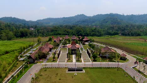 Hotel-Balgondes-Ngadiharjo-Cerca-De-Magelang,-Indonesia,-Chozas-Y-Vista-Aérea-Del-Jardín