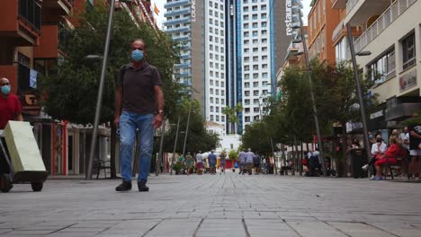 Toma-Bloqueada-De-Una-Calle-Peatonal-De-Benidorm,-España,-Durante-La-Pandemia-Del-Coronavirus