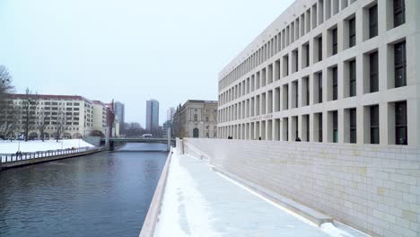 Diseño-Minimalista-De-La-Fachada-Del-Foro-Humboldt-Junto-A-Spree-En-Berlín