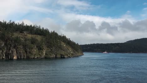 Pequeño-Ferry-De-Pasajeros-Navegando-En-La-Entrada-Hacia-Vancouver-Entre-Las-Islas-Mientras-El-Barco-Se-Dirige-A-Salt-Spring-Island-En-Un-Día-Parcialmente-Nublado
