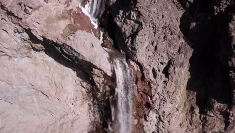 Ein-Schmaler-Fluss-Fließt-Durch-Ein-Wunderschönes-Tal-Im-Alborz-berg-Und-Fällt-Im-Kalten-Winter-Mit-Eisigem-Eiszapfen-Und-Spritzwasser-Im-Alamut-tal-Qazvin-Iran-Den-Klippenwasserfall-Hinunter