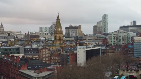 Liverpool-Ciudad-Vacía-Horizonte-Icónico-Calles-Históricas-Durante-La-Pandemia-Del-Virus-De-La-Corona-A-La-Izquierda