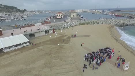 Los-Globos-Vuelan-Al-Cielo-En-La-Boda-En-La-Playa