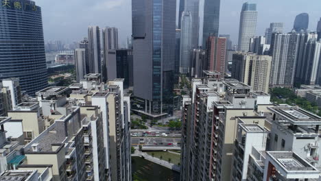 Wohnblock-In-Der-Innenstadt-Von-Guangzhou-Mit-Bürogebäude-Im-Cbd-Bereich-Im-Hintergrund-Und-Einer-Autobahn-Mit-Dichtem-Verkehr-Am-Tag