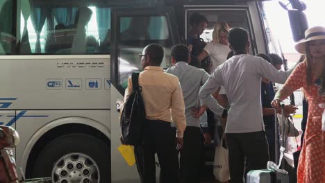 Pasajeros-Que-Bajan-Del-Autobús-En-La-Estación-De-Autobuses