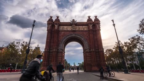 Hiperlapso-Cinematográfico-Del-Histórico-Arco-Del-Triunfo-En-Barcelona,-órbita-De-ángulo-Bajo