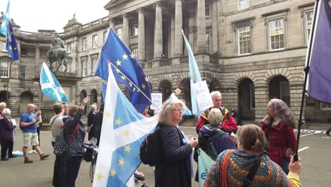 Nahaufnahme-Von-Demonstranten,-Die-Die-Gerichtliche-Anhörung-Der-Prorogation-Des-Parlaments-Vor-Dem-Sitzungsgericht-In-Edinburgh-Unterstützen