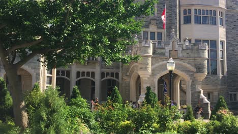 Casa-Loma-castle-entrance,-tourist,-Toronto